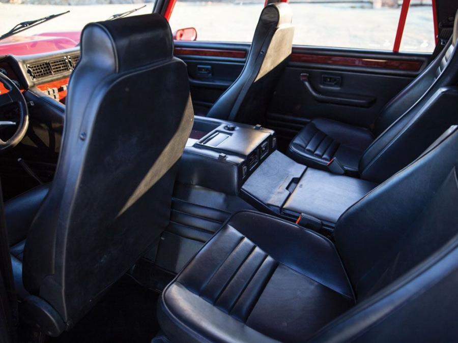 Интерьер Lamborghini LM002 1989 года  (фото 15 из 19)